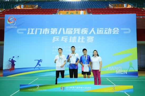 已处理1699002106075图片4：吕梓彬（左一）获乒乓球男子单打TT8TT9级银牌.jpeg