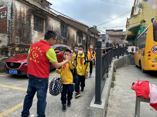 皇家国际官网
古劳镇龙溪小学--中心校李明健校长和学生击掌，鼓励学生.jpg
