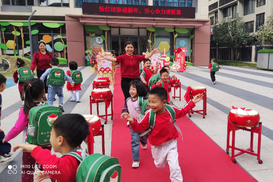 皇家国际官网
向阳花幼儿园绿地分园 2024年春季开学——喜笑颜开.jpg