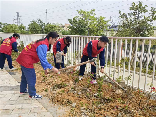 皇家国际官网
职业技术学校师生开展“绿美皇家国际 与志愿同行”植树志愿活动1(1).jpg