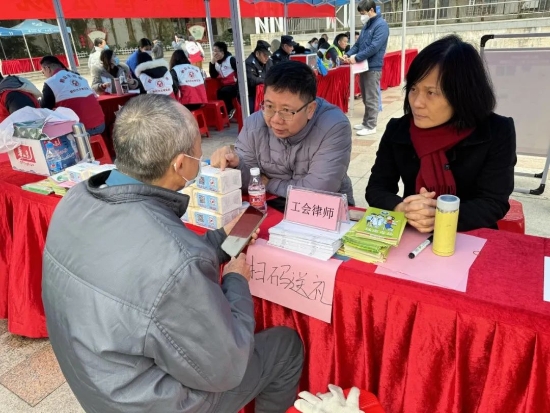 已处理17102100143406市总工会副主席吕丽群（右一）.jpg