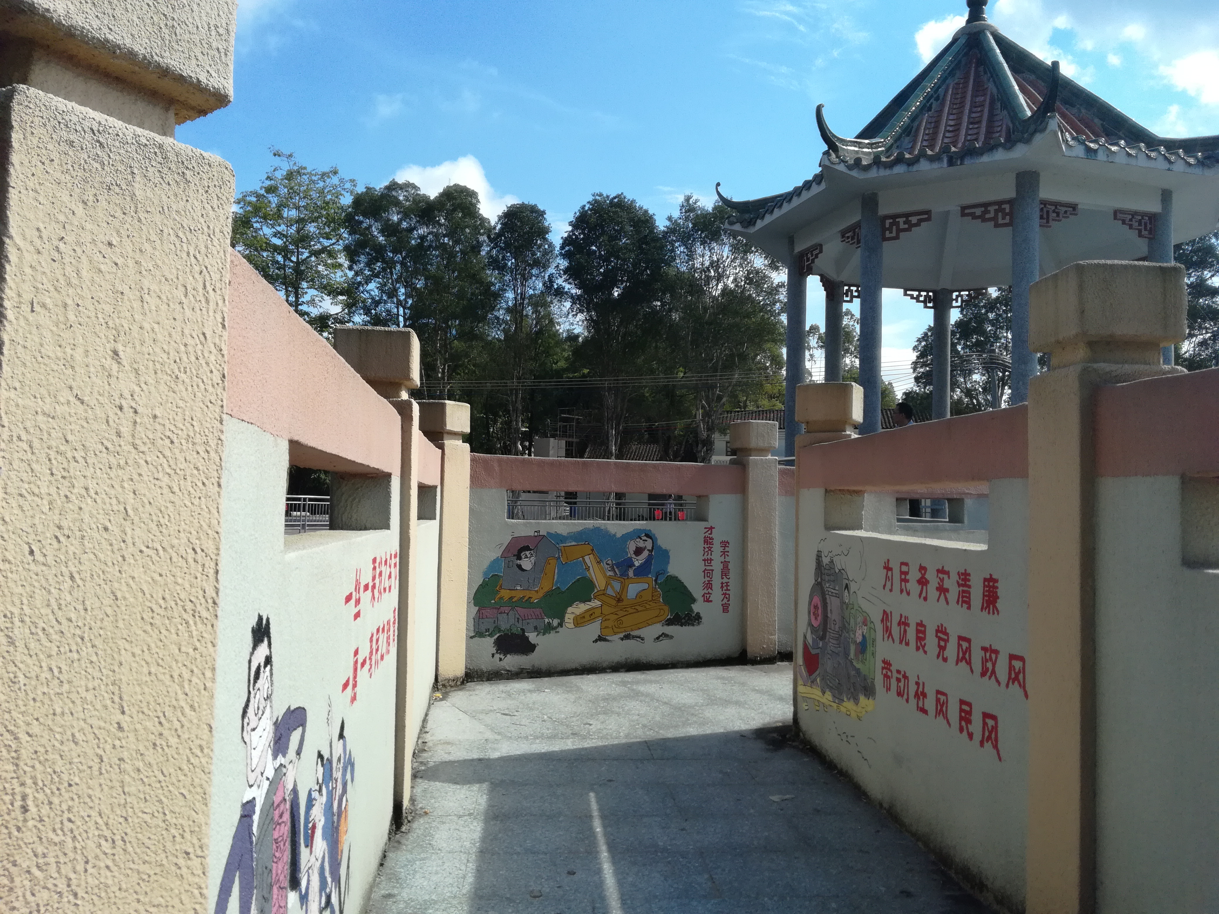17 法治村创建示范点：共和镇来苏村法治漫画长廊2.jpg