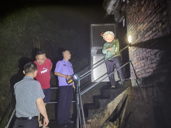 古劳5.4劝导群众转移到安全地方 (2).jpg