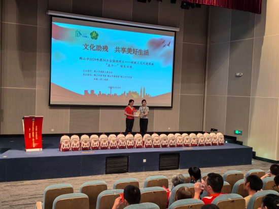 已处理1716374736287市残联党组成员、副理事长秦碧霞向残疾人家庭赠送书籍.jpg
