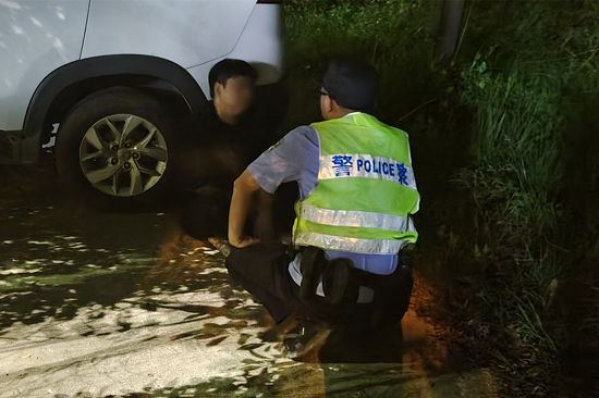 深夜，民警化身“暖心树洞” (1).jpg