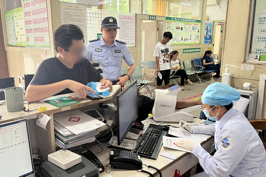 市民误食毒菌 民警火速救援 (1).jpg