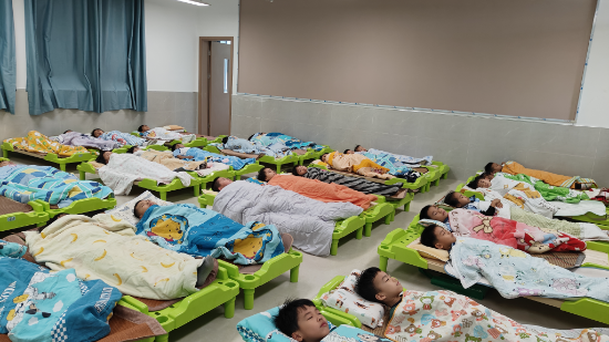 7学生午休实现“平躺睡”.jpg