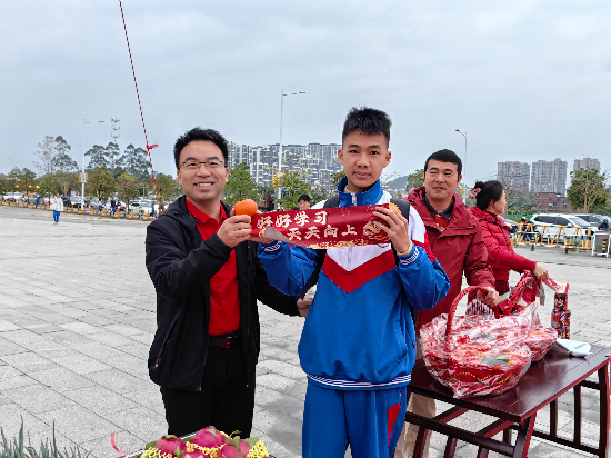 罗俊副校长与第一个到校的七15班何权希同学合照.jpg