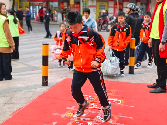 鹤城一小蛇影灵动.jpg