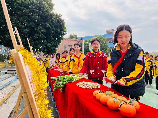 龙溪小学孩子一个接一个摸意头，好事一桩一桩接踵而来！.jpg