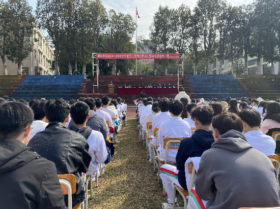 鹤华中学学生们认真聆听校长思政课.JPG