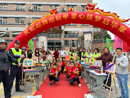 龙溪小学教师、公安民警、志愿者、家长们一同保驾护航.jpg
