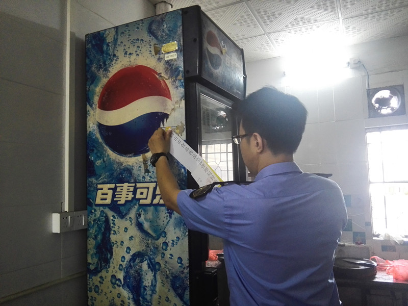 执法人员现场查封违规经营食堂.jpg